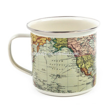 Taza de café al aire libre del esmalte del mapa del mundo con el diseño del OEM y el borde del ss para el regalo